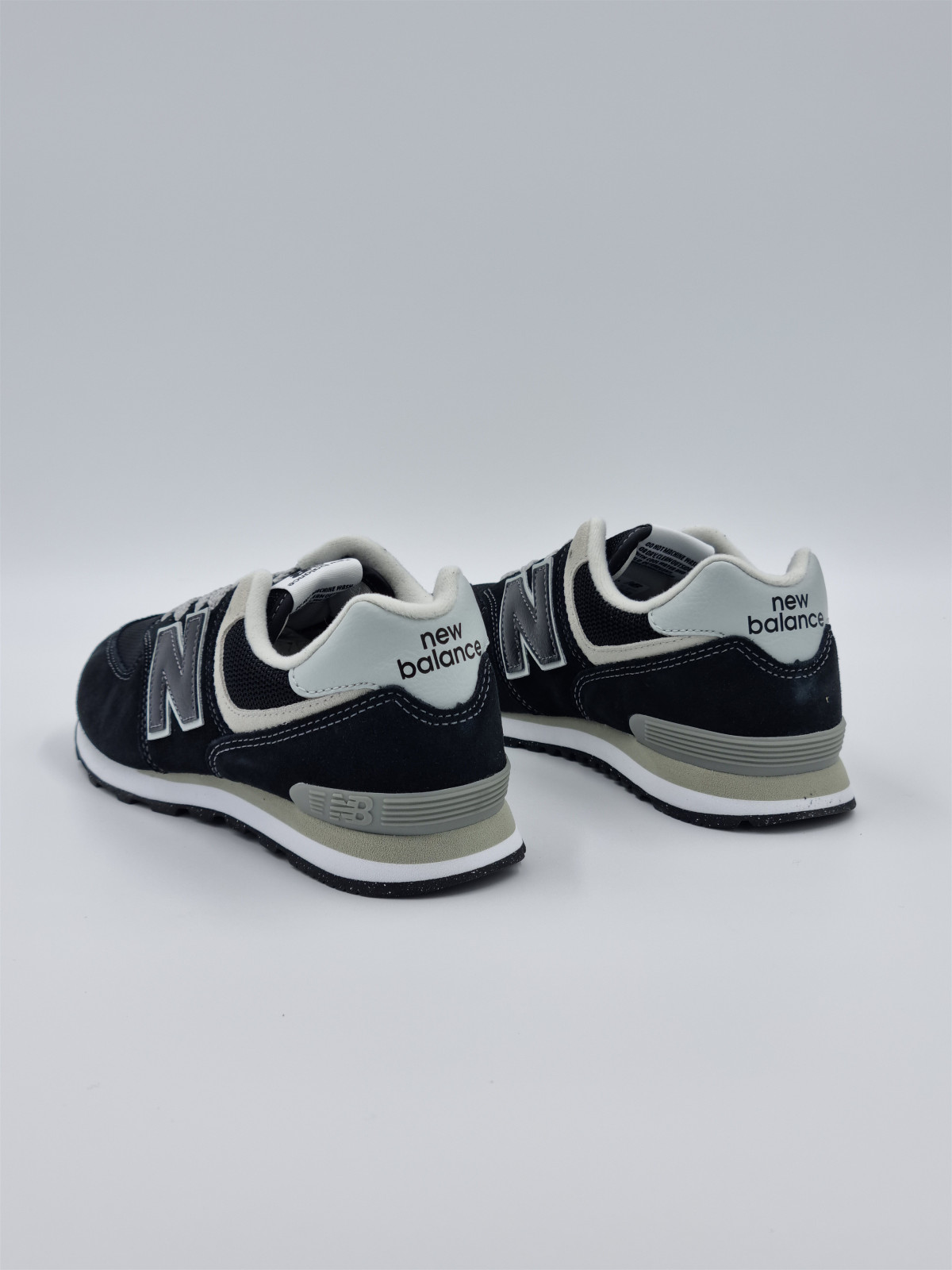 574 core j nubuck/mesh noir