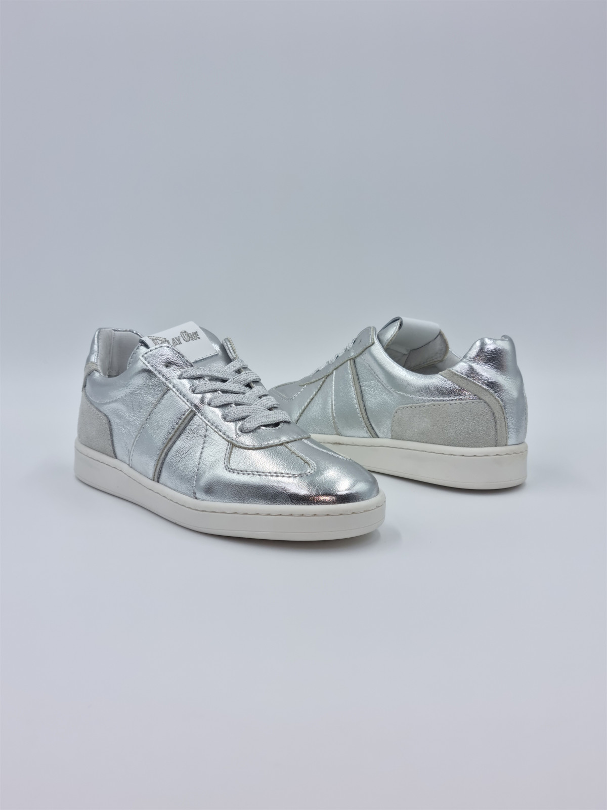 reaction. cuir argent