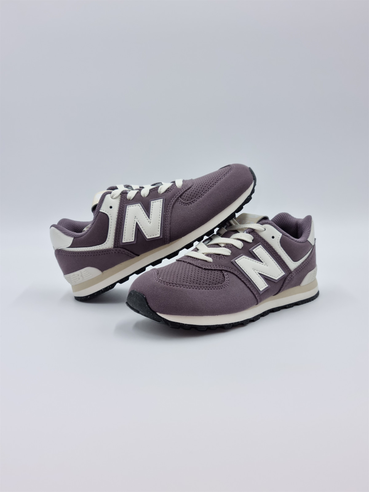 574. textile/nubuck violet